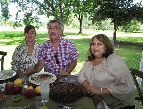 Norma Elizondo, Gustavo González e Irma de González.