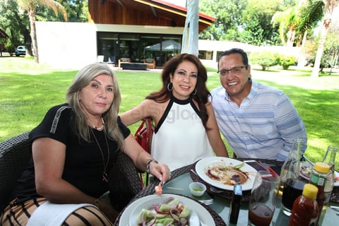 Consuelo Navarrete, Marcela Ramírez y Martín Martínez.