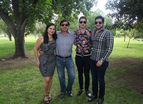 La Sra. Laura Silvia Muñoz González junto a su esposo Javier Elizondo y sus hijos Miguel y Javier.