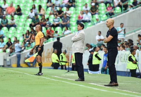 "Pako" Ayestaran, director técnico de Tuzos y Salvador Reyes, entrenador de Santos Laguna.