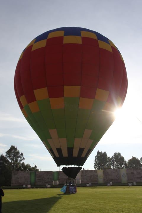 Este zeppelin de 45 metros de largor es uno de los tres que existen en todo el mundo, además de este gigante estarán unos más pequeños, quienes le darán aire y color a los show de luces y sonido que se tienen programados por la noche en la Fenadu.