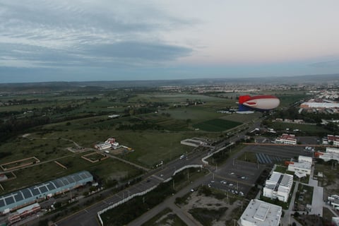 El 3 y 4 de noviembre, al amanecer los globos aerostáticos levantarán el vuelo, en donde los duranguenses no solo podrán ver volar, sino que podrán subir a las canastillas y experimentar surcar el cielo suspendidos por aire caliente.