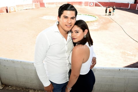 31082018 EN LOS TOROS.  David y Valeria.