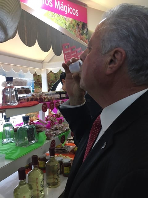 El alcalde degustó de la oferta gastronómica.