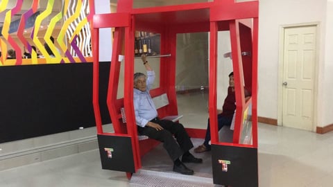Asistentes vieron y participaron en la exposición.