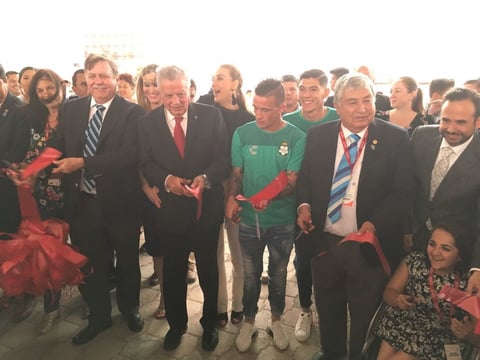 Autoridades locales, así como integrantes del Club Rotario y los jugadores del Santos, Gerardo Arteaga y Brian Lozano, fueron los encargados de cortar el listón inaugural a las 20:00 horas.