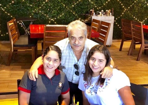 02092018 DíA DEL ABUELO.  Felipe García Martínez con sus nietas, Ana Karen y Romina Sofía.