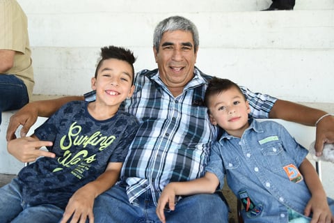 03092018 Luis Lazarín con sus nietos, Bruno y Damián.