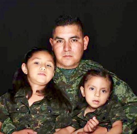 02092018 EN FAMILIA.  José Manuel Alcalá Rodríguez con sus hijas, Romina y Farah Alcalá Santos, en el evento 'Soldados por un día'.