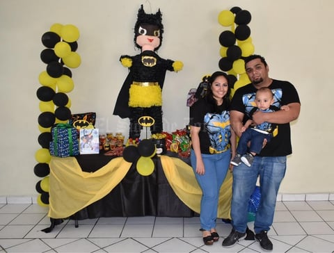 02092018 BATI FIESTA.  Iker Matías Chávez García con sus papás: Diana García y Carlos Chávez, en la fiesta que le organizaron con motivo de su primer año de vida.