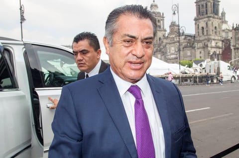 A las afueras del Palacio Nacional, desfilaron personajes de la política y espectáculo. El gobernador de Nuevo León, Jaime Rodríguez Calderón, a su llegada al Informe.