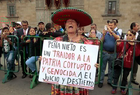 A las afueras del Palacio Nacional se registraron protestas contra el gobierno de Peña Nieto.