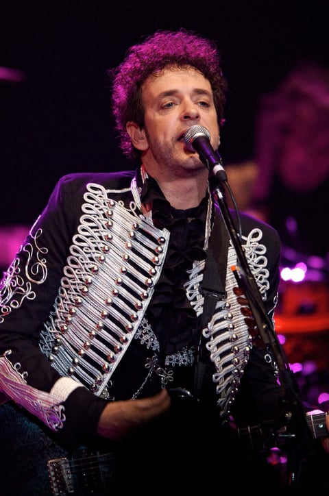Soda Stereo firmó contrato con la compañía discográfica CBS en agosto de ese año; y en 1984 comenzó la grabación de su primer material Soda Stereo, bajo la producción artística de Federico Moura y que se presentó en diciembre en el Teatro Astros de Buenos Aires.
