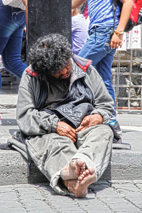 Esfuerzo. Algunas personas, aunque no están en condición de indigencia, decidieron hacer de la calle su lugar de trabajo. En este caso, un hombre se gana la vida mediante las manualidades.