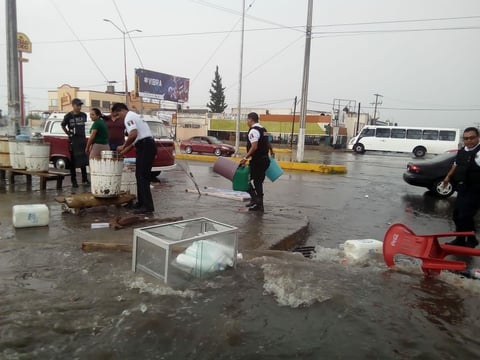 Cabe señalar que tras las lluvias un techo de un domicilio ubicado en la calle Obregón esquina con Colón Zona Centro se colapsó.