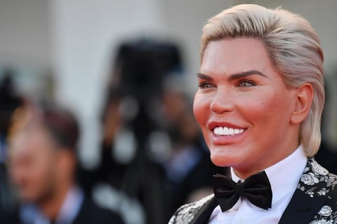 Rodrigo Alves, conocido como el "Ken humano", en su llegada al estreno de la película "Vox Lux".