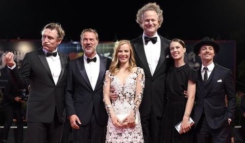 De izquierda a derecha: los actores alemanes Oliver Masucci, Sebastian Koch y Saskia Rosendahl, el cineasta alemán Florian Henckel von Donnersmarck y los actores alemanes Paula Beer y Tom Schilling posan a su llegada al estreno de la película 'Werk Ohne Autor'.
