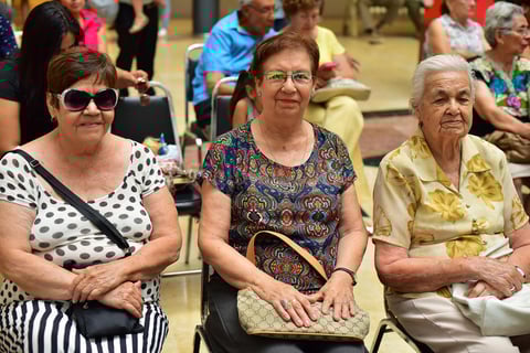 05092018 EN EL MALL.  Rosy, Paquita y Mary.