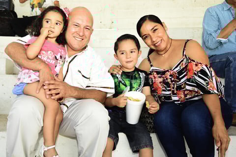 05092018 EN LOS TOROS.  Familia Hernández Castillo.