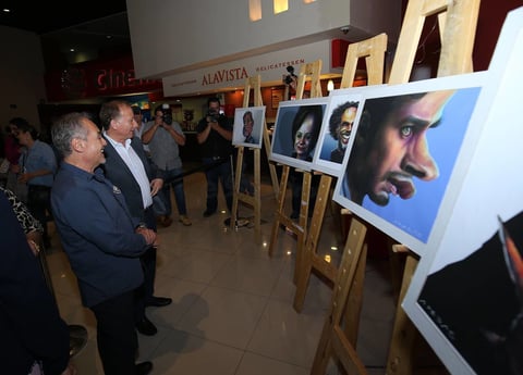 Primero con la muestra de caricaturas 'Los magos del cine' de 'Apebas'.