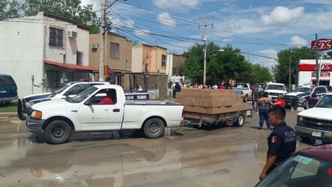 Desde temprana hora, empleados del municipio realizaron la entrega de kits de limpieza a los ciudadanos.