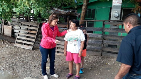 Sonia Villarreal, alcaldesa de Piedras Negras, encabezó la entrega de apoyos.