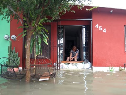 Habitantes de Valle Oriente trabajan para sacar el agua de sus casas.