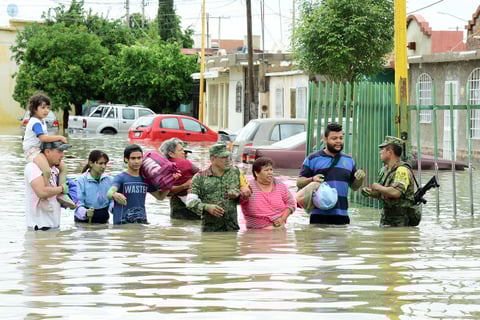 Militares ayudaron a las familias.