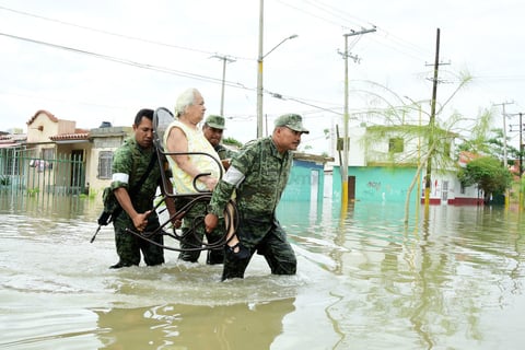 Elementos del Ejército apoyaron para sacar a adultos mayores.