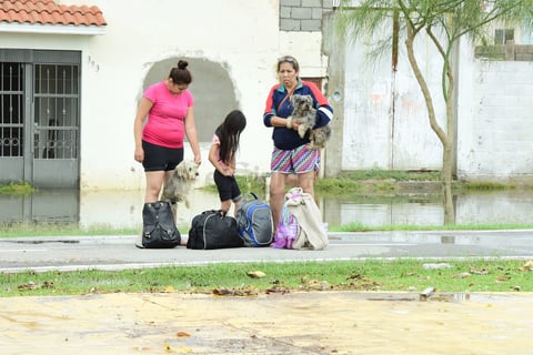 Familias tuvieron que dejar sus viviendas ante la inundación.