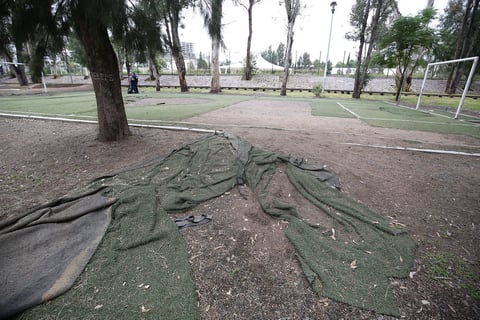 Tras la barda, personas dañan el parque, mientras la mayoría hace deporte.