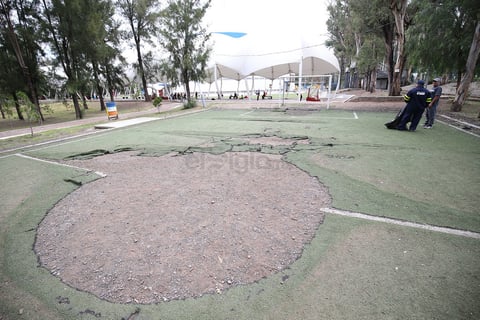 Algunas personas han intentado "parchar" la cancha, lo cual ya resulta prácticamente imposible.
