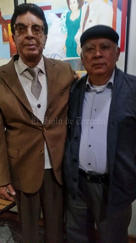 09092018 POSAN PARA LA FOTO.  Locutor Alejandro Rodríguez acompañado de Arnoldo Cabada de la O, quien fuera el primer conductor que presentó a Luis Miguel a sus 10 años de edad en su debut en Cd. Juárez, Chihuahua.