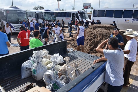 Apoyan a damnificados por las lluvias