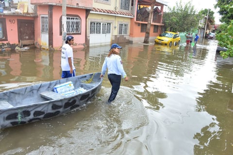 Apoyan a damnificados por las lluvias
