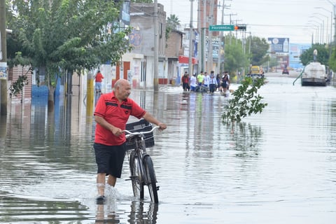 Apoyan a damnificados por las lluvias