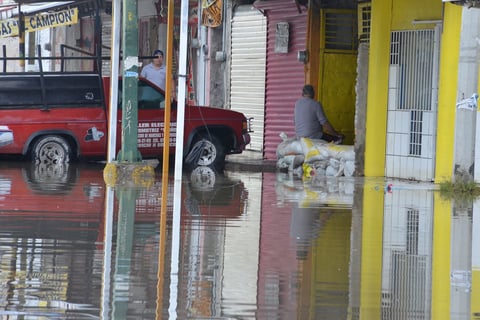 En las colonias del oriente aún hay inundaciones.