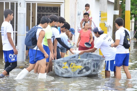 Víveres, agua embotellada y costales de arena es lo que han llevado hasta las viviendas que se encuentran anegadas, con apoyo de transportistas y de la Dirección de Seguridad Pública.