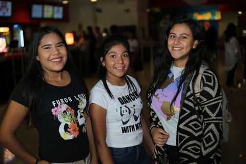 Amigas disfrutan de un paseo juntas.
