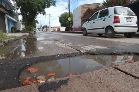Deben ser los constructores quienes realicen las reparaciones en esta obra, que en algunos puntos aún no concluye al 100 por ciento.