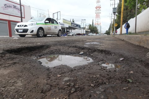 Las ponchaduras son uno de los peligros que sufren los automovilistas.