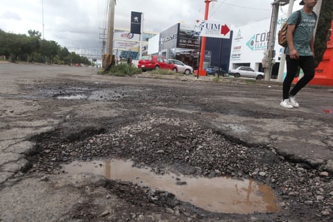 Frente a la vieja pasteurizadora se encuentra este enorme hoyanco.