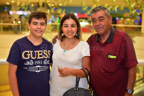 11092018 EN FAMILIA.  Ángel, Claudia y Benjamín.