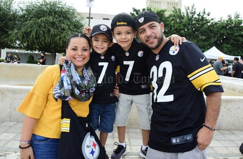 11092018 FANS DE STEELERS.  Wendy, Rodo, Matías y Chuy.