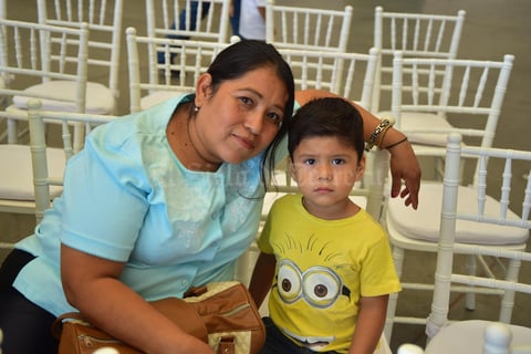 11092018 POSAN PARA LA FOTO.  Mary y Vidal.