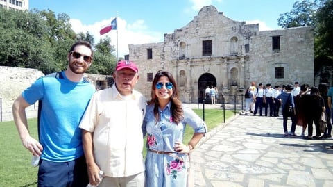 12092018 DE PASEO.  Alejandro Rodríguez con David James y  Elizabeth Delgado en El Álamo en San Antonio, Texas.