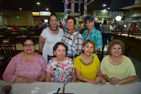 13092018 REENCUENTRO.  Amigas disfrutan una agradable tarde.