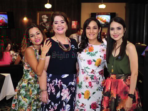 14092018 BABY SHOWER.  Alejandra acompañada de su suegra, Lupita, y sus concuñas, Alejandra y Cristy.