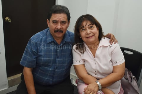 14092018 EN INAUGURACIóN.  Ernesto y Rosy.