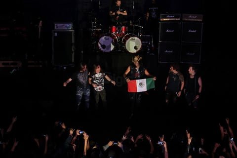 'Días duros' y 'Aún estás en mis sueños' continuaron con el concierto.